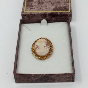 10K gold vintage cameo pendant in box.